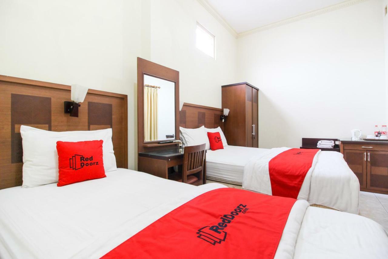 Reddoorz Plus @ Tegal Panggung Джок'якарта Екстер'єр фото